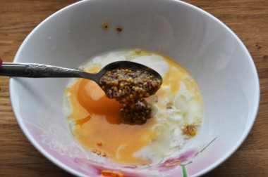 Рецепт - Салат Цезарь с перепелиным яйцом и пекинской капустой - Шаг 5 -  Делаем заправку для салата. Для этого яйца на одну минуточку опускаем в кипящую воду и сразу же достаем. Даем остыть. Разбиваем их в пиалу. Желток при этом останется жидким, а белок почти жидким. Взбиваем слегка и добавляем горчицу и лимонный сок. Перемешиваем все.