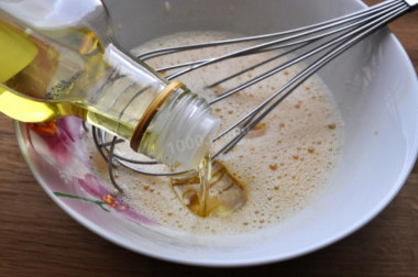 Рецепт - Салат Цезарь с перепелиным яйцом и пекинской капустой - Шаг 6 -  Добавляем оливковое масло немножко соли (при необходимости). Взбиваем в блендере. Соус готов.