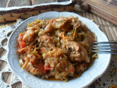 Солянка из капусты со свининой, солеными огурцами и томатами