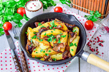 Картошка с сушеными грибами жареная