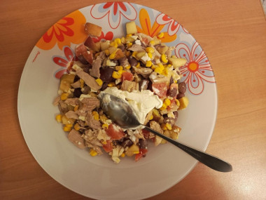 салат с курицей, фасолью и кукурузой