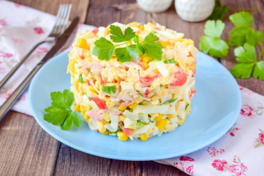 Салат с крабовыми палочками кукурузой и сыром