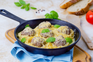 Гнезда из макарон с фаршем и сыром на сковороде