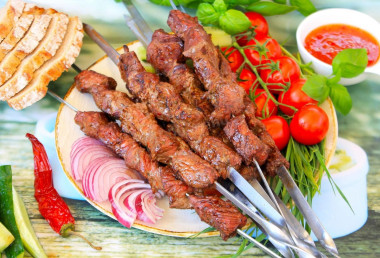 Сочный шашлык из говядины на мангале