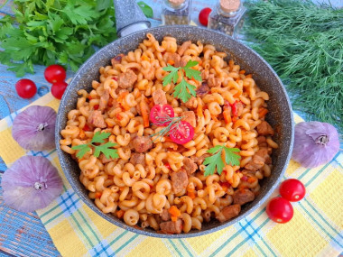 Свинина с макаронами на сковороде