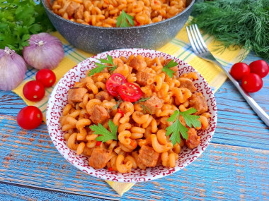 Свинина с макаронами на сковороде