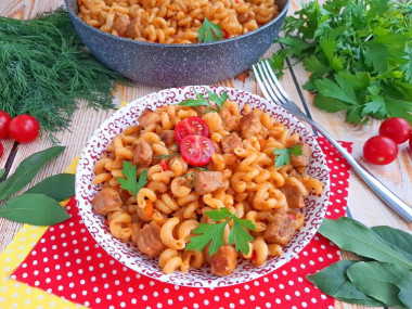 Свинина с макаронами на сковороде