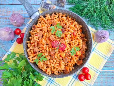 Свинина с макаронами на сковороде