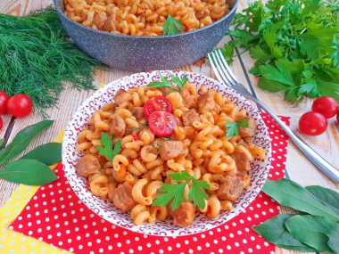 Свинина с макаронами на сковороде