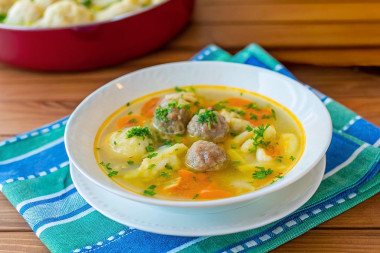 Суп с куриными фрикадельками и клецками