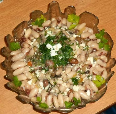 Салат с белой фасолью, яйцами и грибами