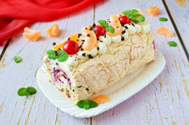 Меренговый рулет с творожным сыром и сливками