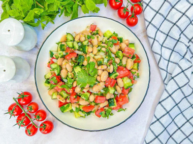 Салат из фасоли с кинзой с пикантной заправкой