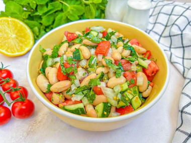 Салат из фасоли с кинзой с пикантной заправкой