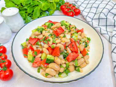 Салат из фасоли с кинзой с пикантной заправкой