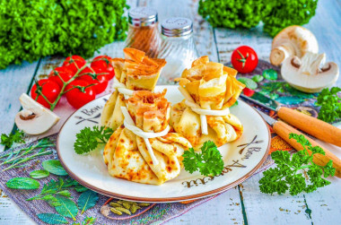 Блинные мешочки с курицей и грибами