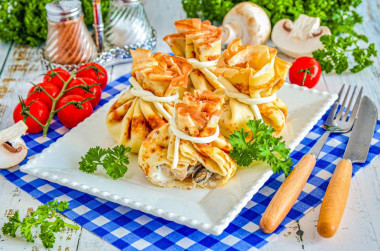 Блинные мешочки с курицей и грибами