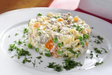 Классический оливье с говяжьим мясом и солеными огурцами