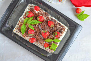 Меренговый рулет с клубникой