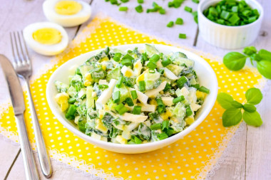 Салат с огурцом зеленым луком и яйцом классический