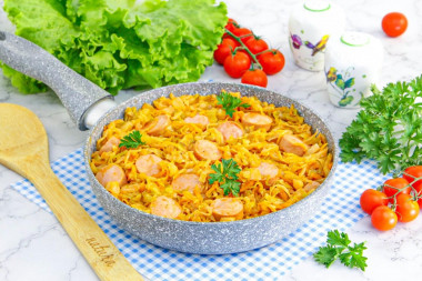 Тушеная капуста с сосисками и томатной пастой