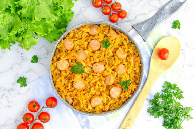 Тушеная капуста с сосисками и томатной пастой