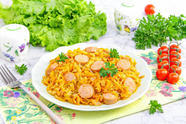 Тушеная капуста с сосисками и томатной пастой
