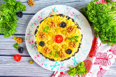 Салат с черносливом и курицей слоями