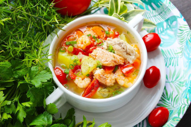 Суп с рыбой креветками и овощами