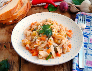 Домашняя пшеничная лапша с куриным филе и овощами