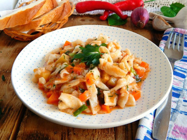 Домашняя пшеничная лапша с куриным филе и овощами