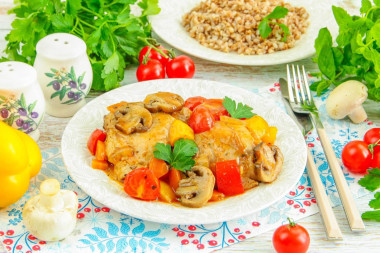 Курица с грибами и помидорами