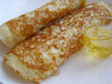Толстые блины с дырочками на дрожжах