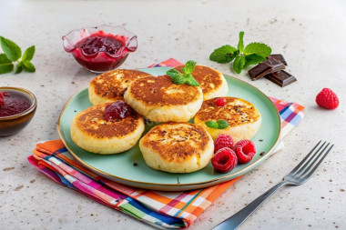 Пышные сырники из творога с мукой на сковороде