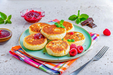 Пышные сырники из творога с мукой на сковороде