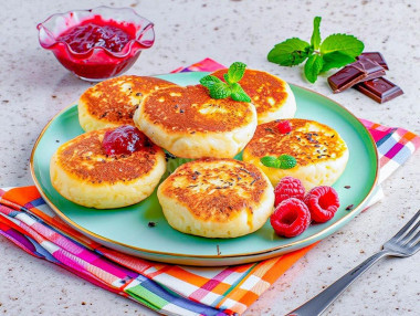 Пышные сырники из творога с мукой на сковороде