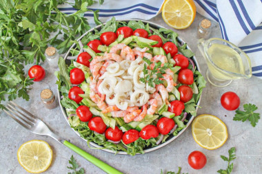 Салат с кальмарами креветками огурцом
