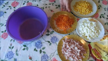 Рецепт - Салат с копченой курицей и морковью по-корейски - Шаг 2 -  Окорочок отделить от кости (по вашему желанию в этом салате вместо копченого окорочка можно использовать копченую куриную грудку, но тогда салат будет не таким сочным, немного суше) и порезать средним кубиком.