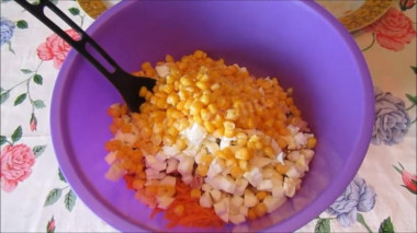 Рецепт - Салат с копченой курицей и морковью по-корейски - Шаг 3 -  В глубокой миске соединить окорочок, яйца, морковь по-корейски и половину банки кукурузы, заправить майонезом, добавить соль по вкусу и перемешать. Этот салат можно подавать к столу сразу.