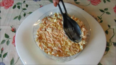 Рецепт - Салат с копченой курицей и морковью по-корейски - Шаг 4 -  Если оформить его в кондитерском кольце, то заполнив кольцо салатом, нужно подождать примерно полчаса, чтобы салат приобрел форму и ингредиенты не распались. Желательно на это время салат поставить в холодильник.