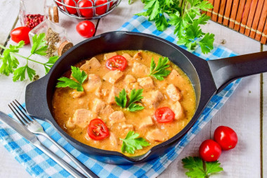 Свинина тушеная с луком