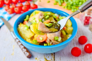 Овощное рагу с курицей и кабачками