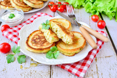 Оладьи на кефире с зеленым луком и яйцом