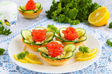 Тарталетки с красной рыбой и огурцом