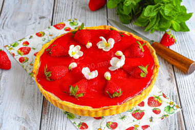 Пирог с клубникой и творогом