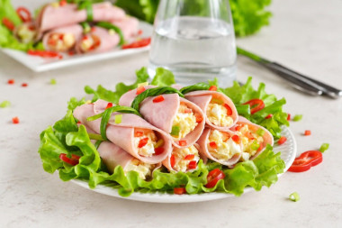 Рулетики из ветчины с сыром и чесноком