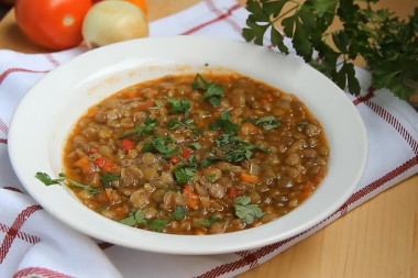 Суп из зеленой чечевицы с овощами и смесью трав