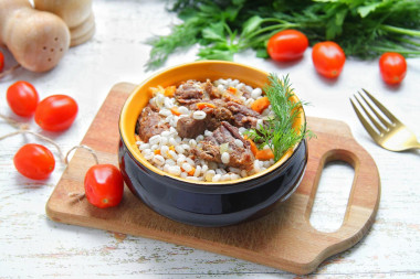 Перловая каша с тушенкой на сковороде
