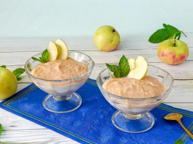 Легкий десерт из фруктов со сметаной и мятой