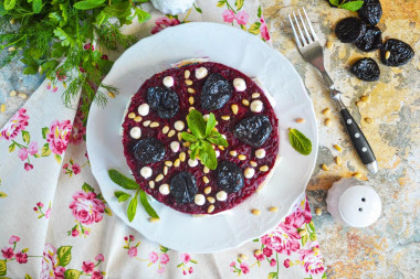 Салат Чингисхан с черносливом и орехами